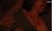 Дженнифер Лоуренс с голой грудью во время избиения