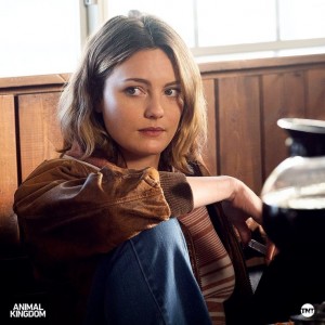 снималась в сериале «По волчьим законам» (Animal Kingdom, 2016–2022) в главной роли — Джанин снималась в сериале «По волчьим законам» (Animal Kingdom, 2016–2022) в главной роли — Джанин