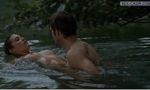 Ваина Джоканте голая плавает в реке