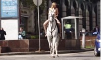 Александра Бортич голая на коне
