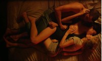 Секс с двумя девушками в фильме Любовь