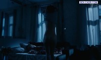 Марина Коняшкина голая ложится в постели