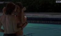 Лесбийская сцена с Дениз Ричардс и Нив Кэмпбелл в бассейне