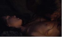 Эрин Каммингс в сцене секса у костра