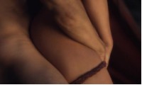 Эрин Каммингс в сцене секса у костра