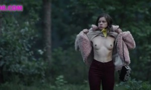 Екатерина Шпица показывает свою грудь